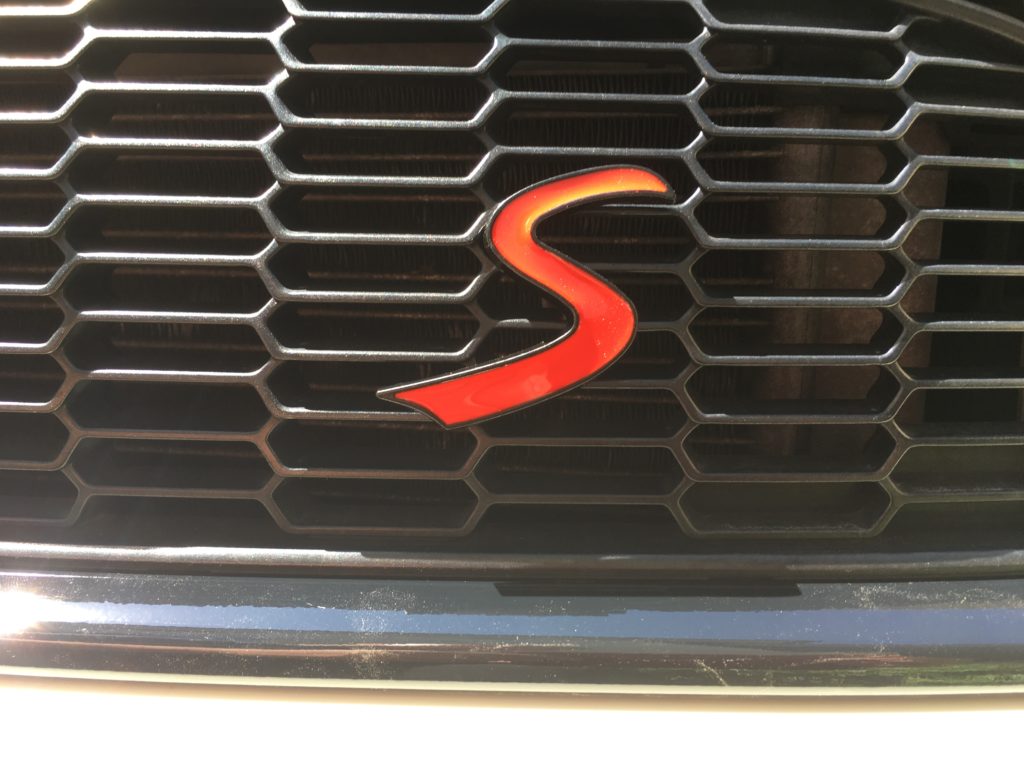 フロントグリルのフィルムラッピングとsエンブレム取り付け Mini Enjoy Life フロントグリルのフィルムラッピングとsエンブレム取り付け Mini Enjoy Life